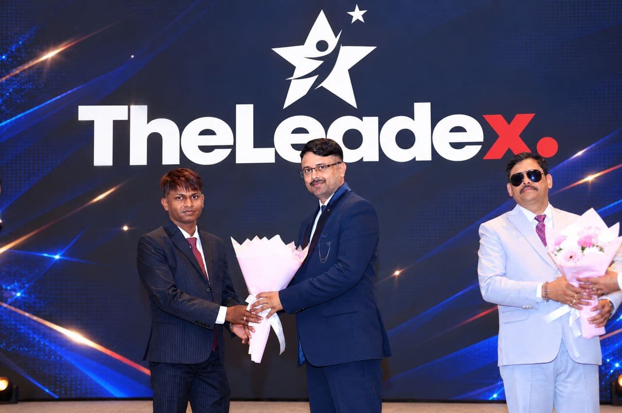 Mr. Sanjay Vad honouring a guest on the TheLeadeX stage